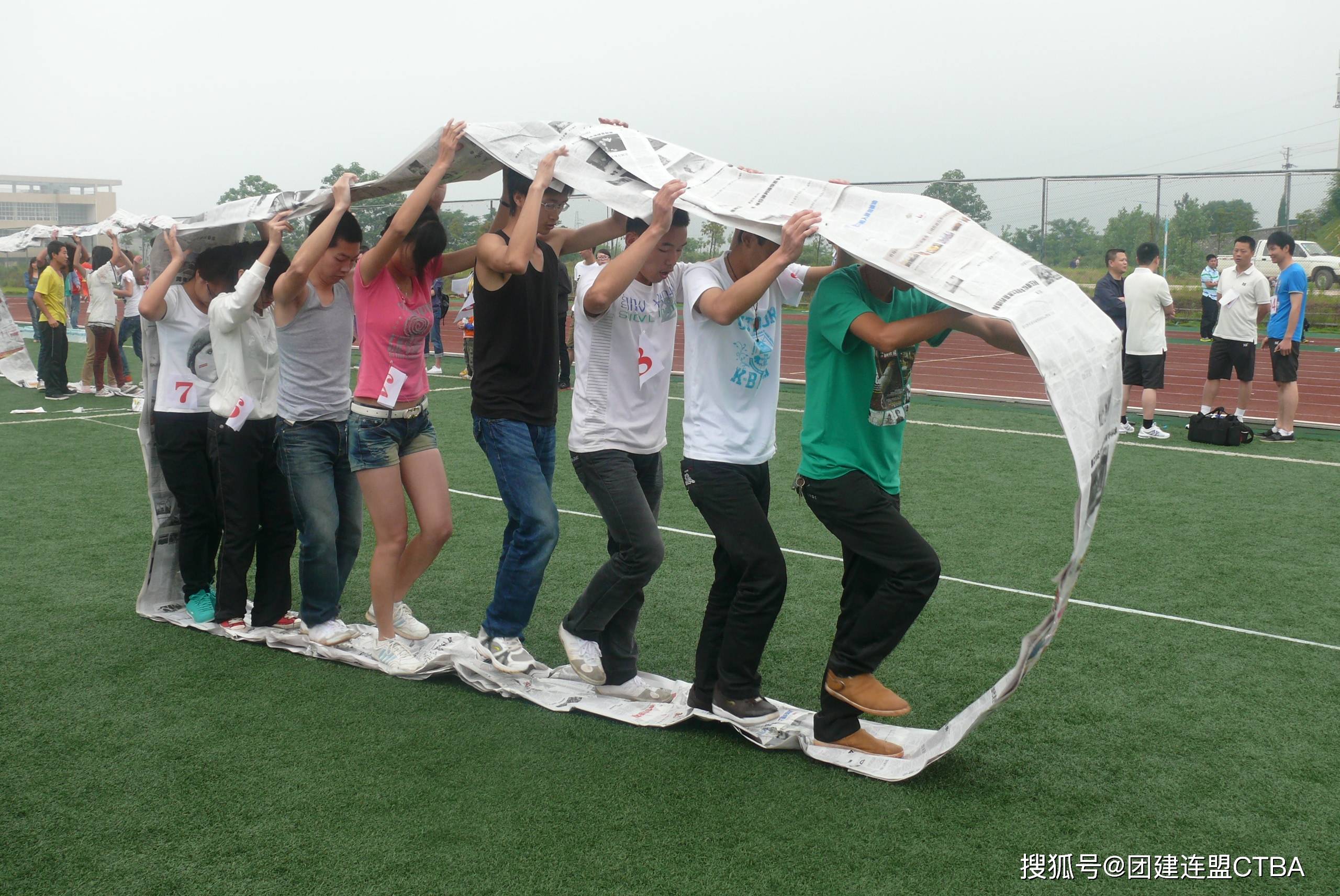 {捕魚機}(100人大型团建活动游戏体现同舟共济)